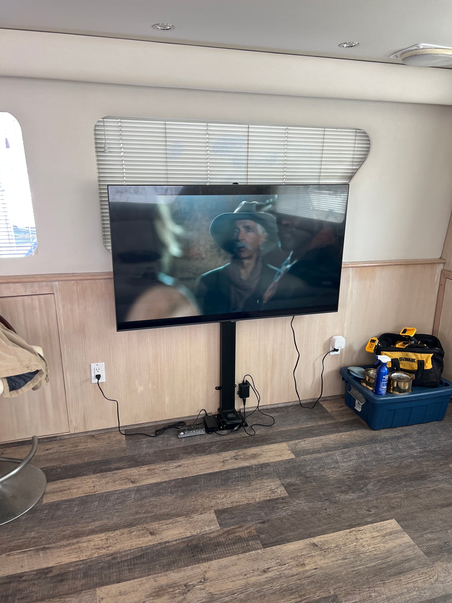 VEVOR Motorized TV Lift Stroke Length 39.4 Inches Motorized TV Mount Fit for 32-70 Inch TV Lift with Remote Control Height Adjustable 28.74-68.11 Inch,Load Capacity 154 Lbs