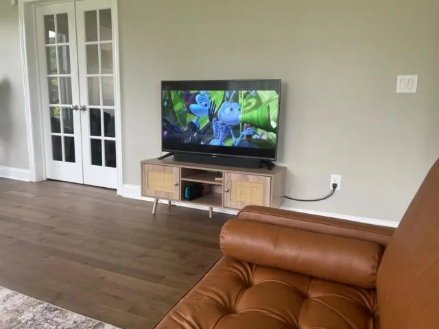 VEVOR Rattan TV Stand, Mid Century Modern TV Stand for 65 inch TV, Boho Rattan TV Cabinet with Build-in Socket and USB Ports, Adjustable Shelfs for Living Room, Media Room, Oak